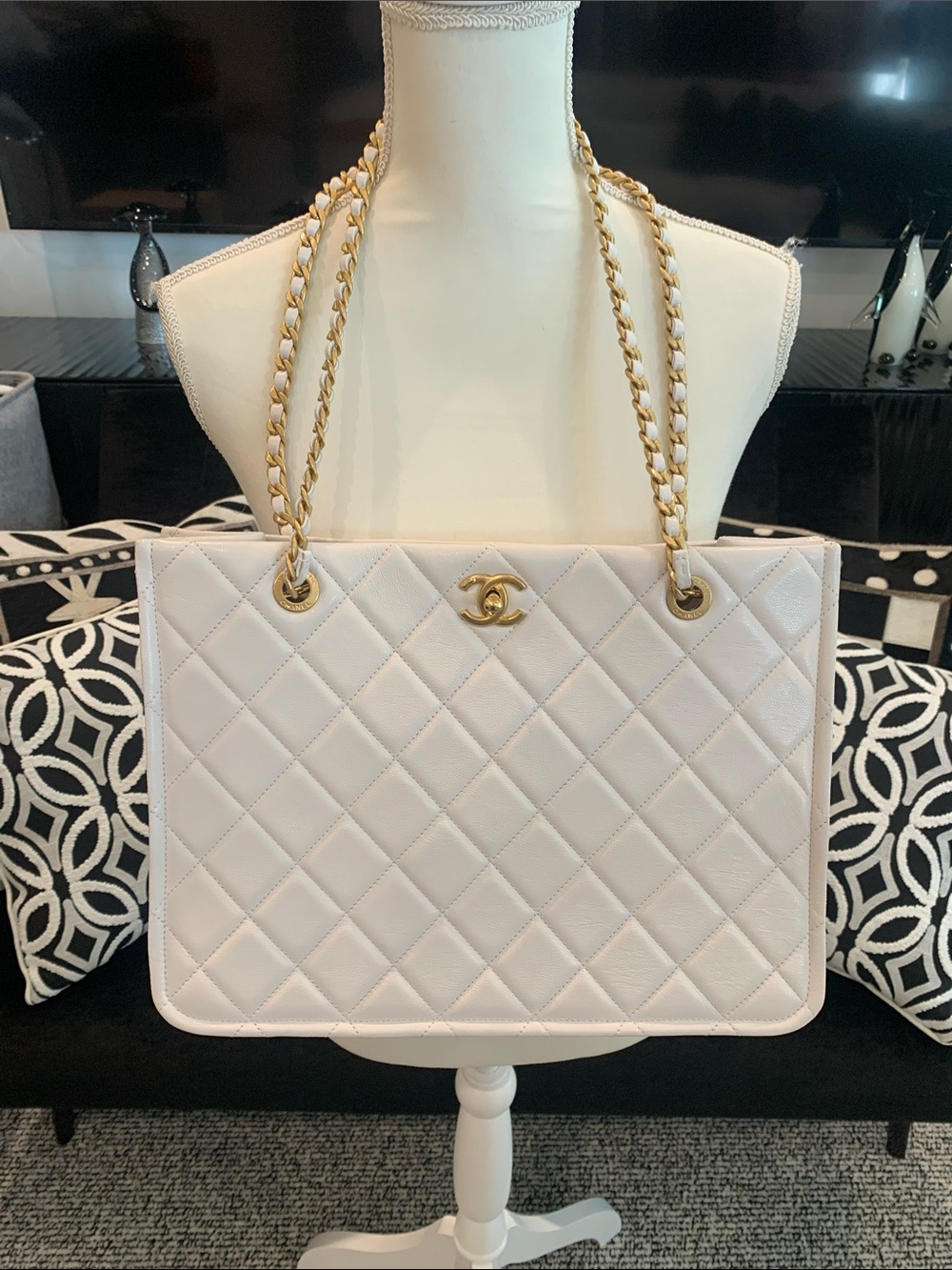 CHANEL White Quilted Leather Shoulder Bag with Gold Chain. NEVER Worn!!